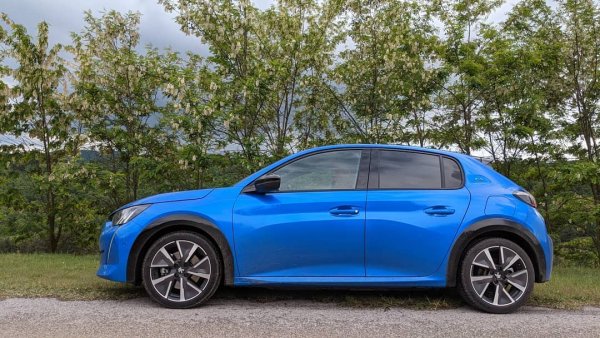 Френската марка е удвоила продажбите през юни - 170 срещу 79 през май. От регистрациите през годината 229 са лекотоварни.
