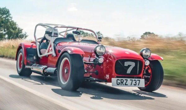 Сред по-редките марки на пазара правят впечатление цели три регистрации на нови Rolls-Royce Cullinan, включително и една на върховата версия Black Badge. В България се е появил още един нов Aston Martin DBS, две Toyota Supra, едно Porsche 911 Carrera 4GTS, и нещото на снимката - Caterham S3. 