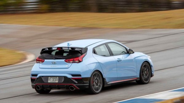 Veloster N е въоръжен с турбо-двигател, който произвежда 275 к.с., като по този показател изостава от VW Golf R и Audi S3. Корейският хечбек обаче печели със спортното си окачване, а освен това е и наполовина по-евтин от германските си конкуренти. Освен това, според мнозина, той е и много по-забавен за каране.