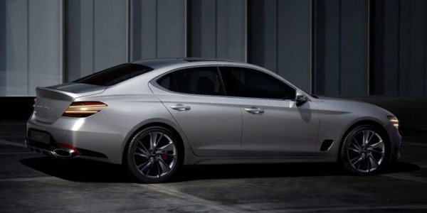 G70 е разработен заедно с Kia Stinger, като споделят една платформа и двигател. Това означава, че G70 може да генерира 365 к.с. от 3,3-литрови битурбо V6, като е получил управляемост, с която да може да се конкурира с BMW 3-Series. Всички това му донесе наградата "Автомобил на 2019 година на Motor Trend".