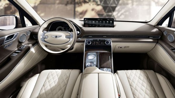 GV80 има усъвършенствана AWD система, която го прави изключително способен за офроуд. Тя се предлага във всяко ниво на оборудване, докато при германските модели тя се доплаща. Кросоувърът произвежда 375 к.с., което го прави едно от по-спортните предложения в сегмента. Оборудването му също е богато, като включва трети ред седалки, който лесно може да бъде премахнат.