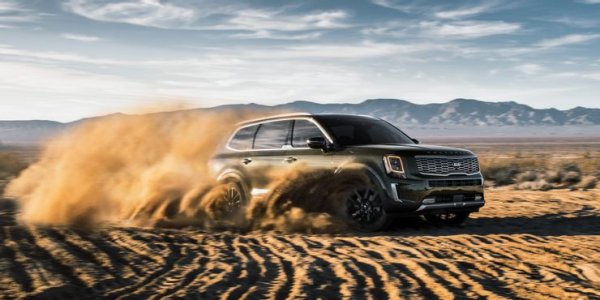 Друга корейска кола, която спечели максимален резултат от Car and Driver, е Kia Telluride. Този модел стана и SUV на 2020 година според Motor Trend 2020. Той може е и да не е луксозен SUV, но предлага материали от високо качество, включително перфорирана кожа Nappa и полиран алуминий. Има USB портове точно там, където ги искате, а мястото в салона е повече от това, което очаквате.