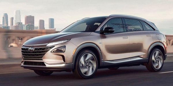 Nexo не е особено луксозен или мощен автомобил, но представлява най-модерният автомобил с водородни горивни клетки в момента на пазара. Докато традиционните производители се опитват да разработят електромобили, за да се конкурират с Tesla, Hyundai разработва технология на горивни клетки.