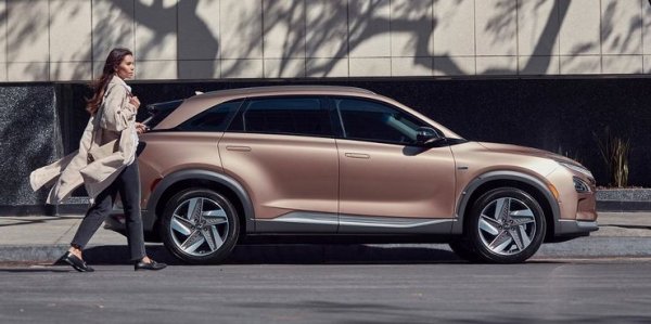 Автомобилите с водородни горивни клетки са подобни на електромобилите, но имат едно основно предимство - времето за зареждане. При електромобилите пълненето на батерията до 80% обикновено отнема повече от 30 минути, докато при тези на водород това става за около 5 минути. BMW и Mercedes-Benz от десетилетия играят с тази технология, но тя е твърде скъпа. В Hyundai се опитват да направят точно обратното - да постигнат ниска стойност.