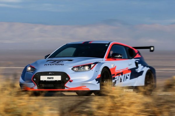 Под капака е поставен двигател с 400 к.с. и масивен компресор от AMG, като трябва да бъде една от най-хардкорните коли на Hyundai. И тя трябва да превъзхожда моделите на AMG, RS и M, предлагани от германските конкуренти. Не бива да се забравя, че тя също е проектирана от Алберт Бирман - човекът, който дълги години беше начело на BMW M.