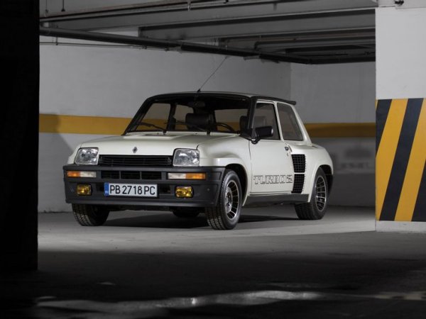 За пореден път Франция доказва любовта и отдадеността си на рали-състезанията. Всъщност, Turbo2 беше отговорът на Renault на хечбек-моделите на Citro&euml;n и Peugeot, като той се справи не по-зле от тях.

Под капака му е поставен малък 1,4-литров 4-цилиндров турбокомпресор, от който инженерите на Renault успяха да измъкнат близо 200 конски сили. Turbo 2 също беше насочен към ралита и успя да спечели няколко старта от световния шампионат.
