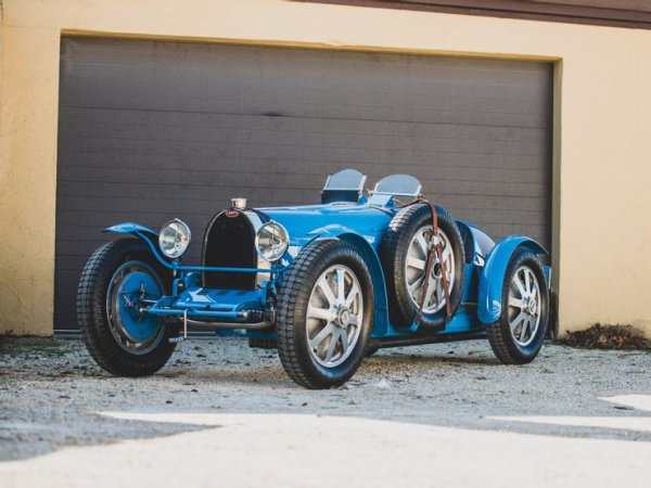 Мнозина вероятно са чували за Bugatti Type 35, който е една от легендарните спортни коли в историята. Нейният наследник - Type 51, не е толкова популярен, но пък е много ценен автомобил, с който могат да се похвалят малко от големите колекционери на класически коли (Джей Лено е един от тях).

Bugatti Type 51 е не само много красив, но и предлага някои иновазии за времено си, като двойни горни разпределителни валове. Това му помага да запише много успехи на пистата за времето си.
