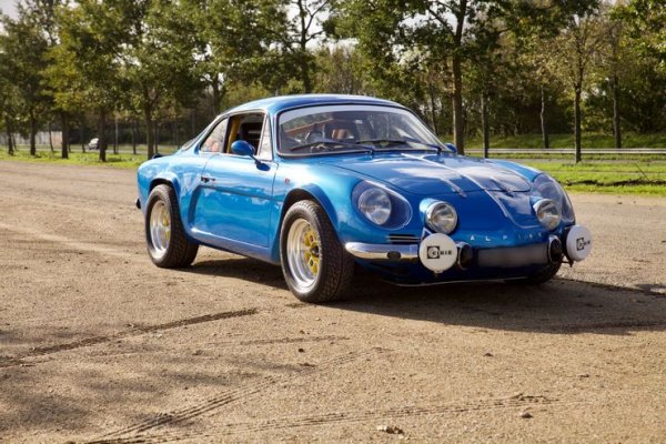 Първият Alpine A110 е един от най-уникалните френски автомобили, произвеждани някога. Построен в годините след Втората световна война, моделът с две врати се отличава от обичайните коли по това време. А най-голямата разлика е в настройките на средно разположения двигател.

Всъщност, Alpine A110 се предлага в голям брой различни варианти, като някои от тях са предназначени за участие в състезания. През 2017 година Renault изненадващо за мнозина реши да върне модела в гамата си, като запази класически му дизайн. Не е ясно обаче дали той ще оцелее при промените в автомобилната индустрия.
