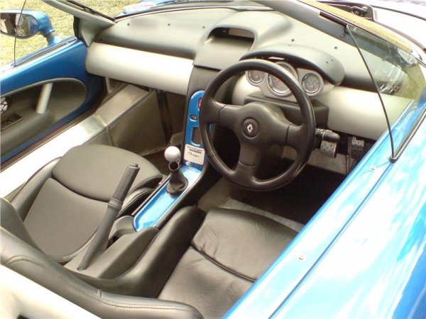 Двигателя е интегриран в задната част на колата, а скоростната кутия е ръчна с пет степени.