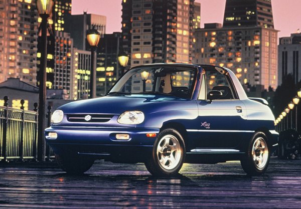 Suzuki Vitara X-90 издържа само 13 месеца на пазара, преди производството му да бъде спряно през май 1997 г. Двуместният автомобил всъщност има всичко, което трябваше да привлича младите клиенти не само през 90-те години, но и в наши дни.

В основата му е стандартната Vitara, но формата и стъкленият покрив, който можеше да се премахва, бяха доста интересни. Задвижването става с 1,6-литров, 4-цилиндров бензинов двигател с 97 к.с., който позволява ускорение от 0 до 100 км/ч за 15 секунди и максимална скорост от 140 км/ч.