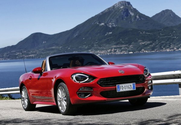 Всъщност номерът 124 играе голяма роля в историята на Fiat. Оригиналният модел се произвежда дълго време - от 1966 до 1985 година, но роудстърът от 2016 година нямаше този късмет. Вероятно, причината е, че това всъщност не беше Fiat, а преработена Mazda MX-5, която е най-успешният модел от този клас в историята.

Основните разлики (освен в дизайна) бяха, че Fiat използва трансмисията от третото поколение MX-5, тъй като тази скоростна кутия &bdquo;се разбира&ldquo; по-добре с турбо-двигателя, използван от италианската компания, докато Mazda продължаваше да разчита изцяло на атмосферни двигатели. В крайна сметка, производството на Fiat 124 Spider окончателно беше спряно през 2020 година.