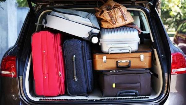 Вътрешното пространство става все по-важно за клиентите - особено в САЩ и Китай, двата най-големи автомобилни пазара в света. Затова дизайнерите, още преди да са извадили моливите за първите скици на новия модел, вече имат спуснати параметри от маркетинг отделите. Това е горе-долу като да дадеш на Пикасо да нарисува картина, като съедини точките. Предписанията са неумолими за интериорното пространство, товарното отделение и т. н. В Америка например всички нови модели задължително трябва да са способни да поместят в багажника си прословутата измервателна кутия на Consumer Reports, иначе списанието ще ги смъкне драстично надолу в класациите си.
