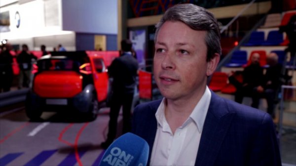 Тя влияе не само чрез потребителските вкусове, но и чрез кадровия състав на дизайнерските ателиета. Всъщност дизайнът е една от първите области, в която автомобилните компании започнаха да стават интернационални още през 60-те години: французи правеха дизайна на Mercedes и BMW, италианци - на Austin и Triumph, германци - на Toyota и Nissan. В наши дни дизайнерските отдели са по-пъстри и от сесия на ООН - в BMW например основните фигури в последното десетилетие бяха холандец, датчанин, двама французи, канадец от ливански произход, словак и словенец. 
"В която и компания да отидете, отделът по дизайн е най-интернационалният сбор от хора. В това има смисъл - да имаш хора отвсякъде", каза ни преди новият главен дизайнер на Citroen Пиер Льоклер (сам работил преди това за Ford, BMW и Great Wall). 
Несъмнено това глобално търсене на талант обогатява дизайна. Но също така спомага да се заличат границите и разликите между отделните национални школи, и създава общ, унифициран вкус. 
