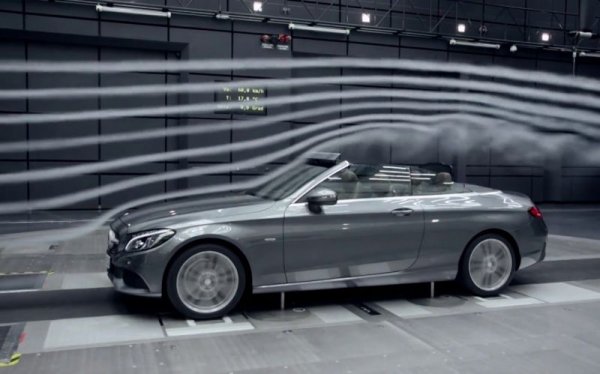 С новите, все по-строги тавани за вредните емисии, автомобилите трябва да са максимално икономични. И съответно - максимално аеродинамични. А възможностите един автомобил да се направи аеродинамичен не са чак толкова много от дизайнерска гледна точка. Дори и най-малката промяна в очертанията на един модел може да означава половин литър на 100 км допълнителен разход, казва Ралф Джайлс, шефът по дизайна на групата Stellantis, в разговор с Дрю Магари. А Йън Колъм съветва читателите да се разходят из някой паркинг и да премерят с рулетка капаците на багажниците - за да се убедят, че те са идентични почти до сантиметър. "Това е, защото всички са проектирани във въздушен тунел, и няма как да се отличават", обяснява Колъм. 
