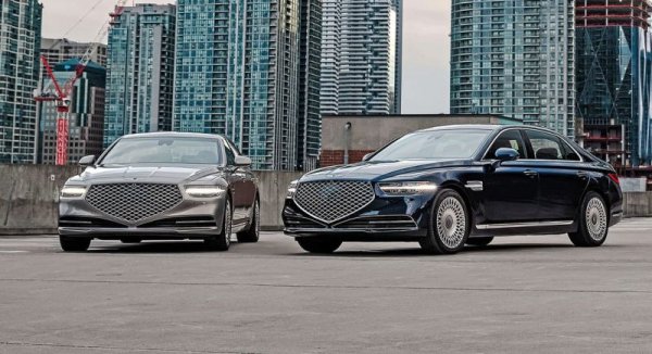 По някакъв начин през последните десетилетия основен аспект на автомобилната мода се оказа агресията. Колкото по-агресивна изглежда предницата (до степен да кара тези пред вас на магистралата панически да ви правят път), толкова по-добре. А напоследък преследването на тази нарастваща агресия придоби съвсем абсурдна форма с постоянното увеличаване на предната решетка. Нищо, че повечето съвременни двигатели нямат никаква нужда от чак такъв въздушен поток, и че често в името на аеродинамиката зейналата огромна решетка всъщност е "запушена" отзад. 
Вероятно дизайнерите виждат в голямата решетка начин да се отличават все пак от конкурентите си. Но когато всички го правят, ефектът е точно обратен. 
