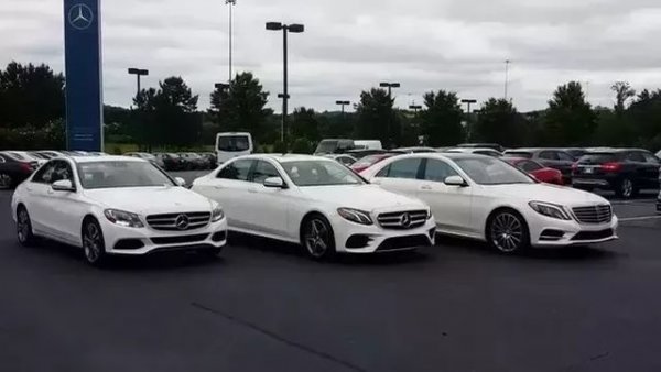 Печалбите на автомобилните компании днес са драстично по-високи, отколкото бяха през 80-те или в началото на 90-те. Затова и производителите са все по-малко склонни да експериментират и поемат рискове. Когато имат пред себе си една работеща рецепта, те са склонни да ползват нея, дори да идва от техен конкурент. А някои марки откровено превръщат целите си гами в пародия на руските кукли - матрьошки. Имаше един период, в който моделите на Audi можеха да бъдат различени само ако се приближиш съвсем близо с рулетка в ръка. При Mercedes C-, E- и S-класата също преживяха период на прекомерна визуална близост. 
"За да бъде силен един бранд, той трябва да е много сплотен, много разпознаваем. Но да правиш клонинги не е правилният начин да се постигне това. И е опасно, защото по този начин дори най-последният ти модел ще изглежда за публиката стар и познат", обясни ни преди време Александър Малвал, тогава главен дизайнер на Citroen, а днес - шеф по напредничавия дизайн на Daimler. 
