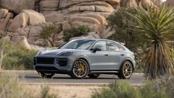Cayenne също е един от големите търговски успехи на Porsche, въпреки че изненада мнозина, когато беше представен през 2002 г. на автомобилното изложение в Париж. 21 години по-късно германският SUV все още е в каталога  на марката и наскоро беше обновен. Този „братовчед „на Audi Q7 и Lamborghini Urus струва малко над 90 000 евро в базовата си версия и е оборудван с 3,0-литров V6 с 353 к.с., позволяващ развиване на 248 км/ч.

Най върха на гамата на този модел е  Cayenne Coupe Turbo GT, който е оборудван с 4,0-литров туин-турбо V8, развиващ 650 к.с. При него максималната скорост е 300 км/ч, но и цената е по-сериозна – поне 110 000 евро.
