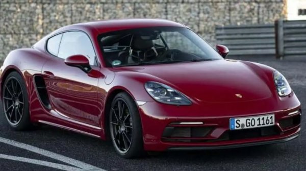 Връщаме се към гамата 718 с най-екстремния Cayman (с изключение на GT4) - GTS 4.0. Той развива 400 к.с. при тегло от1480 кг, което му осигурява ускорение от 0 до 100 км/ч за 4,5 секунди и максимална скорост от 293 км/ч. 