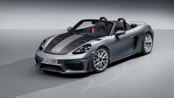 Появилото се наскоро 718 Spyder RS е продължение на класическия 718 Spyder с мотор 4.0L с 6 цилиндъра, който идва от  911 GT3. Със своите 500 к.с. при 8400 об/мин и въртящ момент от 450 Нм, този лек модел ускорява от 0 до 100 км/ч за 3,4 секунди и развива максимална скорост от 308 км/ч.