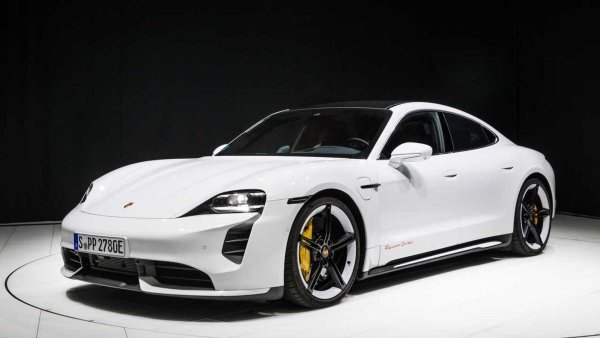 Porsche Taycan си проправя път от 2019 г. насам и от него вече са продадени над 100 000 бройки.Този седан с различен дизайн е първият 100% електрически автомобил на Porsche и сега навлиза във втората си фаза. Базовата версия се предлага за 96 000 евро, но ще разгледаме варианта Turbo, който е много по-скъп. Неговият задвижващ агрегат развива 600 к.с. и осигурява ускорение до 100 км/ч за 3,2 секунди. Максималната скорост е 260 км/ч. Пробегът с едно зареждане е 500 км, но тя намалява при агресивно шофиране.

Това обаче не е най-скъпият Taycan. Първото място по този показател при модела е за Taycan Turbo S Sport Turismo и неговите 202 400 евро. 