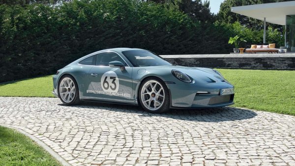 Както стана ясно, 911 е пуснато през 1963 г., което означава, че сега празнува своята 60-та годишнина. Специално за случая Porsche пусна нова лимитирана серия - 911 S/T 2024, от която ще бъдат произведени само 1963 екземпляра. Тази версия е най-леката от поколението 992 със своите 1380 кг (празна), като се задвижва от 4,0-литров боксер с 518 к.с., съчетан с олекотен съединител и ръчна скоростна кутия с късо предавателно число. 

За да вдъхне живот на това 911 S/T, Porsche комбинира шасито на 911 GT3 Touring с няколко елемента на 911 GT3 RS, в допълнение към новите леки компоненти, произведени специално за това издание. Максималната скорост е 300 км/ч.