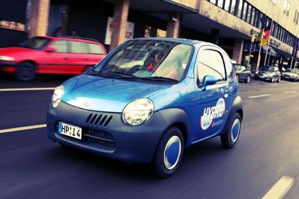 <p><strong>Топ 10 на най-компактните коли, според Forbes<br /><br />3. Suzuki Twin</strong><br /><br />Дължина 2735 мм, широчина 1475 мм, височина 1450 мм<br />Тегло: 560 кг<br />Максимална скорост: 120 км/ч<br />Цена: $12 000<br /><br />Двуместен  градски модел, който въпреки малките си габарити, съвсем не изглежда  смешно. И дори не прилича на играчка. Даже напротив - това е приличен  малолитражен автомобил, който се отличава с оригинален закръглен дизайн.  Компактните габарити му дават сериозно предимство в градския трафик, а  вътрешното пространство е достатъчно за двама души. Зад седалките има  място дори за багаж.<br /><br />Този модел се произвежда с бензинов двигател, както и с хибриден агрегат. Всъщност Suzuki Twin е най-евтиният  хибрид на планетата.</p>