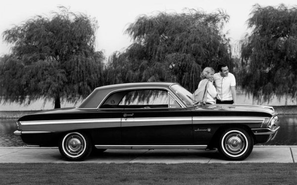 Oldsmobile е и първата компания, която продава сериен автомобил с турбокомпресор, като това е F-85 Turbo Jetfire от 1962 г. (на снимката). Американска марка въвежда истинска животоспасяваща технология през 1971 г. с Toronado, който беше първият автомобил със стандартна задна светлина. Тази система се появи при Ford като допълнителна екстра, предлагана за Thunderbird от 1968 г.
