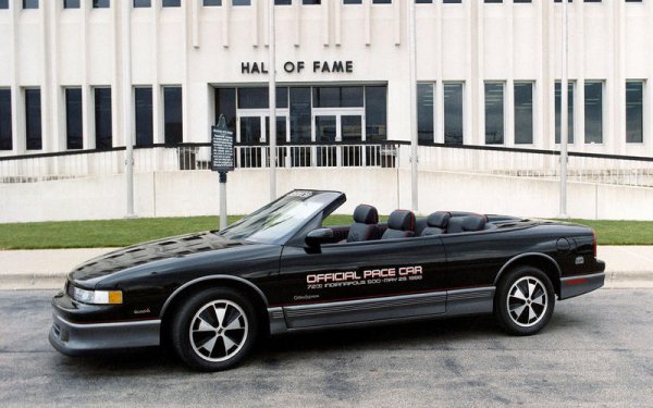 До 1988 г. Oldsmobile е пионер в поставянето на head-up дисплей, като това става на сериято от 50 бройки от модела Cutlass Supreme Convertible Indy 500 Pace Car (на снимката). През 1990 г. същата технология беше предложена като опция и на Cutlass Supreme.
