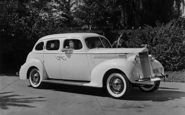 През 1940 г. Packard представя прозорци с механично задвижване на своите Super Eight One-Eighty, които за първи път са с хидро-електрическо задвигване. Packard е и първият производител, който предлага централно заключване през 1956 г. Марката въвежда и първият климатик през 1939 г. (на снимката), като той се поставя в багажника на автомобила
