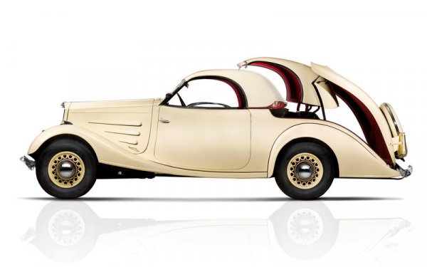 Първото купе-кабриолет в света е Peugeot 401 Eclipse от 1934 г. (на снимката). Френската комания въвежда и термостат за охлаждане на Peugeot 403 през 1959 г., който се изключва, когато двигателят достигне оптимална работна температура.
