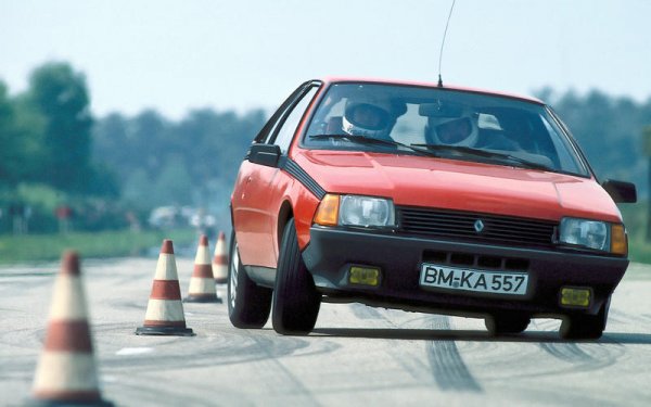 Първият автомобил с охладителна система под налягане е Renault 4 от 1961 г. След това - през 1982 г., излиза първата в света кола с дистанционно централно заключване - Renault Fuego (на снимката).
