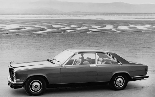 Първата компания, която е оборудвала пътнически модел с двигател V8, е Rolls-Royce през 1905 г. Преди това такива агрегати са слагани само на спортни коли. Също така, моделът Camargue от 1975 г. (на снимката) е първият автомобил с цифров контрол на климатичната система.
