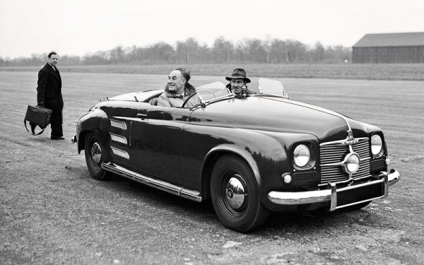 В наши дни Rover може да има репутацията на изоставащ в технологично отношение производител, но през 60-те години британският производител експериментира с всякави нови неща. Сред тях са газово-турбинните двигатели, като първият автомобил с тях е построен през 1950 г., но си остава само прототип.
