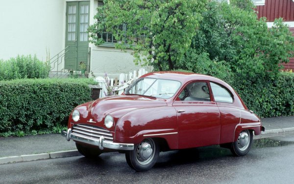 Шведската компания е известна със своите иновации в областта на безопасността, като тя е първата, която предлага предни предпазни колани като стандартно оборудване. Това страна през 1958 г. на модела GT850, който е и първият авточобил с аналогов компютър.

Оригиналният Saab 92 от 1949 г. е първият сериен автомобил, който вгражда предпазна клетка за своите пътници. А Saab 92 от 1962 г. е и първият автомобил с двойна верига на спирачната система.
