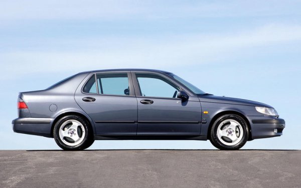 Saab не беше просто пионер по отношение на безопасността, но също така разработи и нови функции, повишаващи комфорт. Една от тях са вентилираните седалки, които бяха предложени за първи път на модела 9-5 от 2001 г. (на снимката). Също така Saab 9-3 от 2003 г. въведе свързване чрез системата Bluetooth, която никога досега не беше монтирана на сериен автомобил и позволяваше много по-безопасни телефонни разговори, тъй като на шофьора не му се налага да използва ръцете си.
