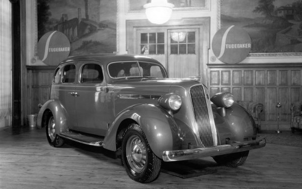 Американският производител на автомобили Studebaker въведе поредица от иновации през 65-годишната си история. Сред тях са монтиран на таблото манометър през 1914 г., уред за почистване на предното стъкло през 1927 г. и много други. Освен това, първият по рода си механичен диференциал с ограничено приплъзване също е монтиран от Studebaker, като това става през 1955 г.