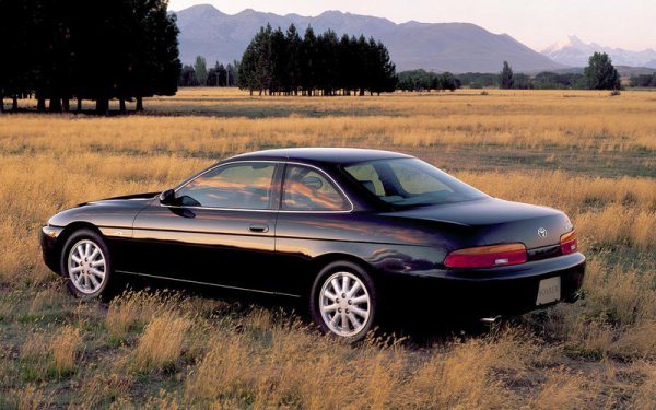 Toyota Soarer от 1991 г. (на снимката) е първият сериен автомобил, снабден със задна камера за паркиране, която предава картина на монтиран на таблото цветен екран. Японската компания първа монтира електронен компас на свой модел - Corona от 1980 г.
