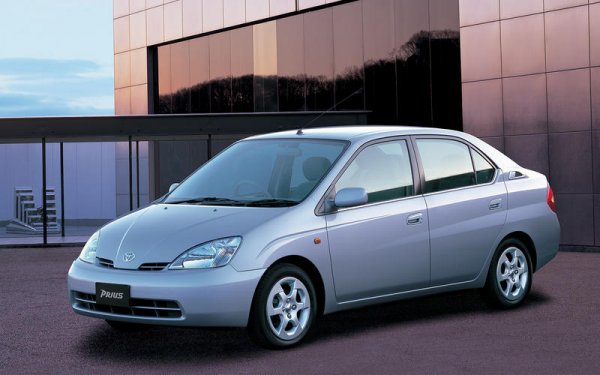 Най-известното нововъведение на Toyota е първият сериен бензиново-електрически хибрид - Prius, който излиза на пазара в Япония през 1997 г. Моделът е толкова успешен, че се утвърждава и в САЩ, като подължава да се радва на търсене и в наши ни.
