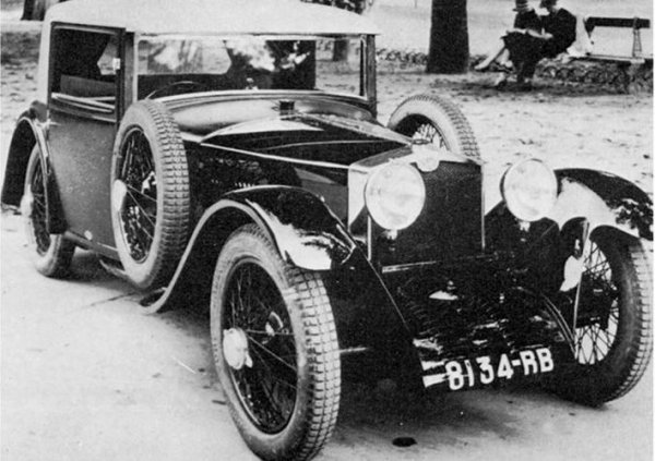 Често се приема, че моделът Traction Avant на Citro&euml;n е първият автомобил с предно предаване в света, но не е така. Това го направи популярен, но друга френската марка -Tracta, представи предно задвижване през 1928 г.
