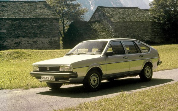 Volkswagen може да има репутацията на консервативен производител, но дава на света редица технологии, включително системата "старт-стоп" за пестене на гориво, която се появява на  Passat от 1981 г. (на снимката), а също така и на Audi 80 и 100 от същия година.

През 2003 г. Volkswagen Golf R32 е първата кола, която получава трансмисия с двоен съединител, въпреки че Porsche разработва подобна технология в своите състезателни автомобили от 1980-те.
