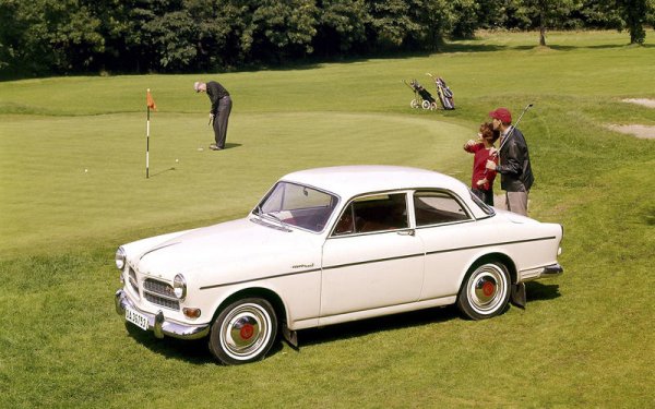 Що се отнася до безопасността, само Mercedes-Benz може да съперничи по иновации с Volvo. Една от първите, която вероятно е и най-значимата, е триточковият предпазен колан, дебютирал през 1959 г. на модела Amazon (на снимката). 

Друга функция за безопасност, която вече се среща при все повече автомобили, е системата за следене на "слепите" зони. Тя дебютира още през 2006 г. на  Volvo S80.
