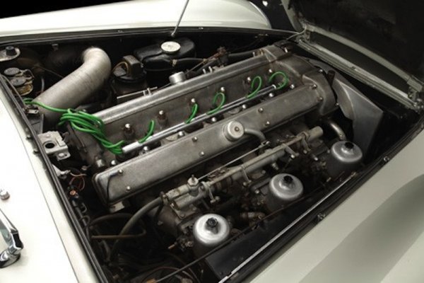 Aston Martin DB5 на Джордж Харисън