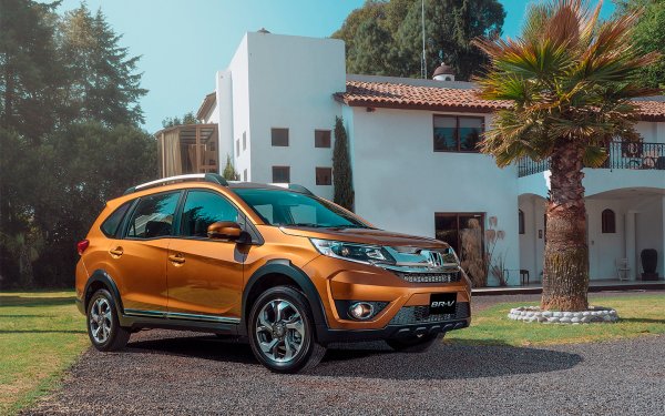 По-големите кросоувъри и SUV-модели на Honda се ползват с отлична репутация. Това се отнася и за новия HR-V, който се предлага в Европа. В 6 страни от Югоизточна Азия - Индонезия, Тайланд, Малайзия, Индия, Пакистан и Филипините, японската марка предлага още по-малък кросоувър - BR-V.

Той е само с предно задвижване, като разчита на сравнително слаби двигатели - бензинов и дизелов с обем 1,5 литра, развиващи 120 и 100 к.с. Моделът обаче има доста нестандартен дизайн и просторен интериор, който му позволява да побере дори трети ред седалки. Цената му започва от 20 400 щатски долара.