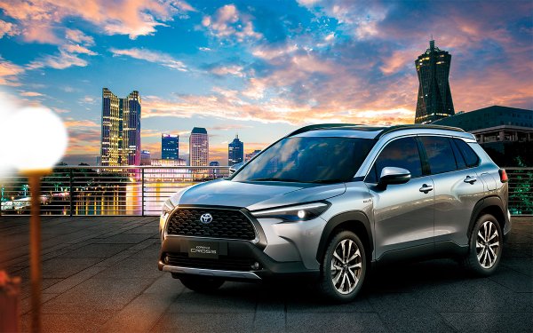 Версията Corolla Cross е насочена към азиатските пазари. Тя се произвежда в Тайланд и Тайван, ако се продава още в Индонезия, Бруней, Мианмар, Виетнам и Филипините. Все още не се планира излизане на европейския пазар, най-вероятно за да се избегне конкуренция със сходния като размери C-HR.

Само, че CH-R е доста тесен отвътре, докато в Corolla Cross има много място и това го прави идеален за семеен автомобила. Задвижването е само към предните колела, а цените започват от 26 000 долара.
