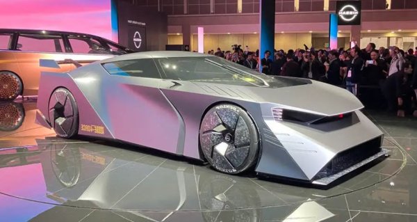 Настоящият Nissan GT-R се продава на различни пазари от 2007 г., но едва сега компанията започва да загатва за своя електрически наследник с концепцията Hyper Force. Той предлага мощност от 1341 к.с. и може да стане първият сериен автомобил, използващ твърдотелни батерии, които Nissan обеща да представи през 2028 г.