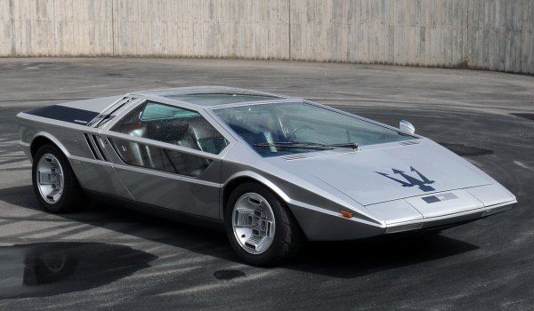 Започваме с Maserati Boomerang, истински символ на футуризма от 70-те години на миналия век. Дървен модел на този модел е показан за първи път на автомобилното изложение в Торино през 1971 г., а напълно работещ прототип е представен на публиката година по-късно в Женева. Легендарният дизайнер Джорджето Джуджаро създава клиновидна каросерия с необичайно разположение на арматурното табло и волана.
