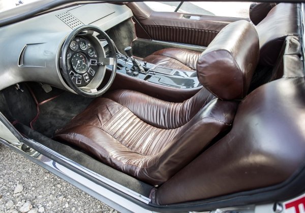 Концепцията е базирана на модифицираната платформа на Maserati Bora, а под капака е монтиран 4.7-литров V8 двигател с мощност 310 к.с., съчетан с петстепенна ръчна скоростна кутия. Основният акцент е огромният прозрачен капак и интериорът, напомнящ кабина на космически кораб. Въпреки че Boomerang е одобрен за употреба по обществени пътища, неговата сложност и изпреварващ времето си дизайн не позволяват моделът да бъде пуснат в производство.
