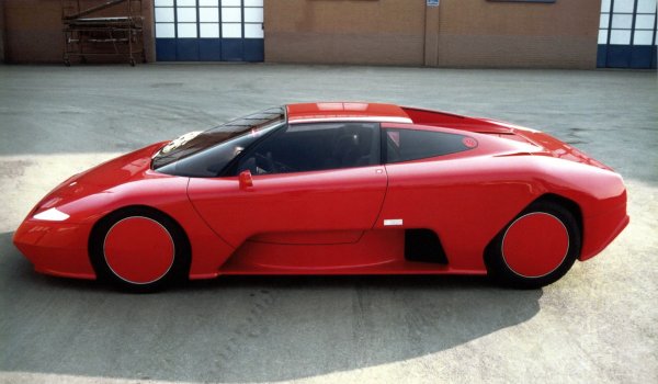 Следващият ни герой е Maserati Chubasco, замислен като флагмански суперавтомобил от началото на 90-те. След като Maserati преминава под контрола на Алехандро де Томазо, марката търси начин да си върне предишната слава. През 1990 г. се ражда концепцията Chubasco със смел външен вид от Марчело Гандини.
