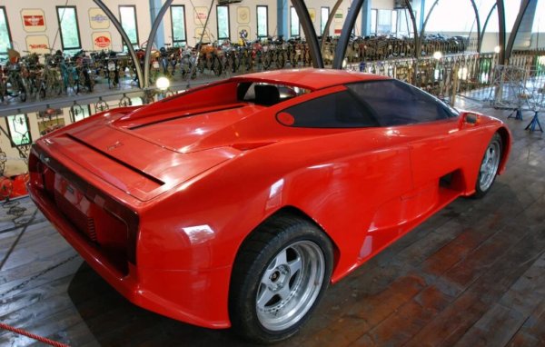 Планирано е автомобилът да бъде оборудван с мощен средно разположен двигател, за да се конкурира с най-добрите суперколи в света. След като Fiat придобива дял в Maserati обаче, проектът е сметнат за твърде рискован и е замразен. Впоследствие на базата на този прототип е създаден Maserati Barchetta, а след това и De Tomaso Guara.
