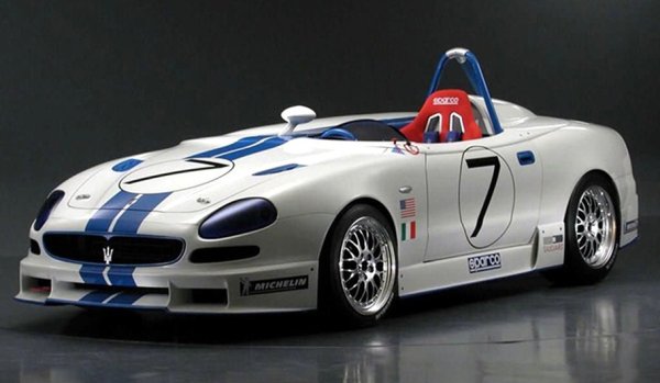 През 2001 г. Maserati отново изненадва посетителите на автомобилното изложение в Женева, като представя 320S, версия за писта на купето 3200 GT. Заедно с Italdesign и Sparco, инженерите създават скъсена и олекотена версия с аеродинамични брони, джанти BBS и едно централно огледало за обратно виждане.
